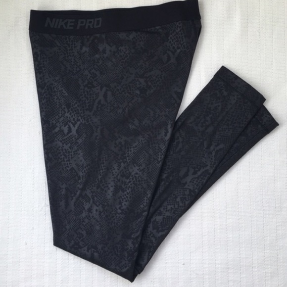 NWOT - Nike Pro Warm Embossed Vixen Training Tights in Black - Picture 7 of 8